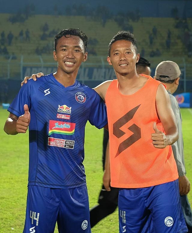 NewsArema's tweet photo. JADWAL DAN VENUE LAWAN PERSEBAYA BERUBAH, AREMA MERASA DIUNTUNGKAN
#AsistenPelatihArema FC, #Kuncoro, angkat bicara soal adanya pemindahan lokasi dan jadwal laga Semifinal Piala Gubernur Jatim 2020, kontra Persebaya. Menurutnya, perubahan ini justru men… https://t.co/AZmFnBZ7sA https://t.co/dWv3ypYnou