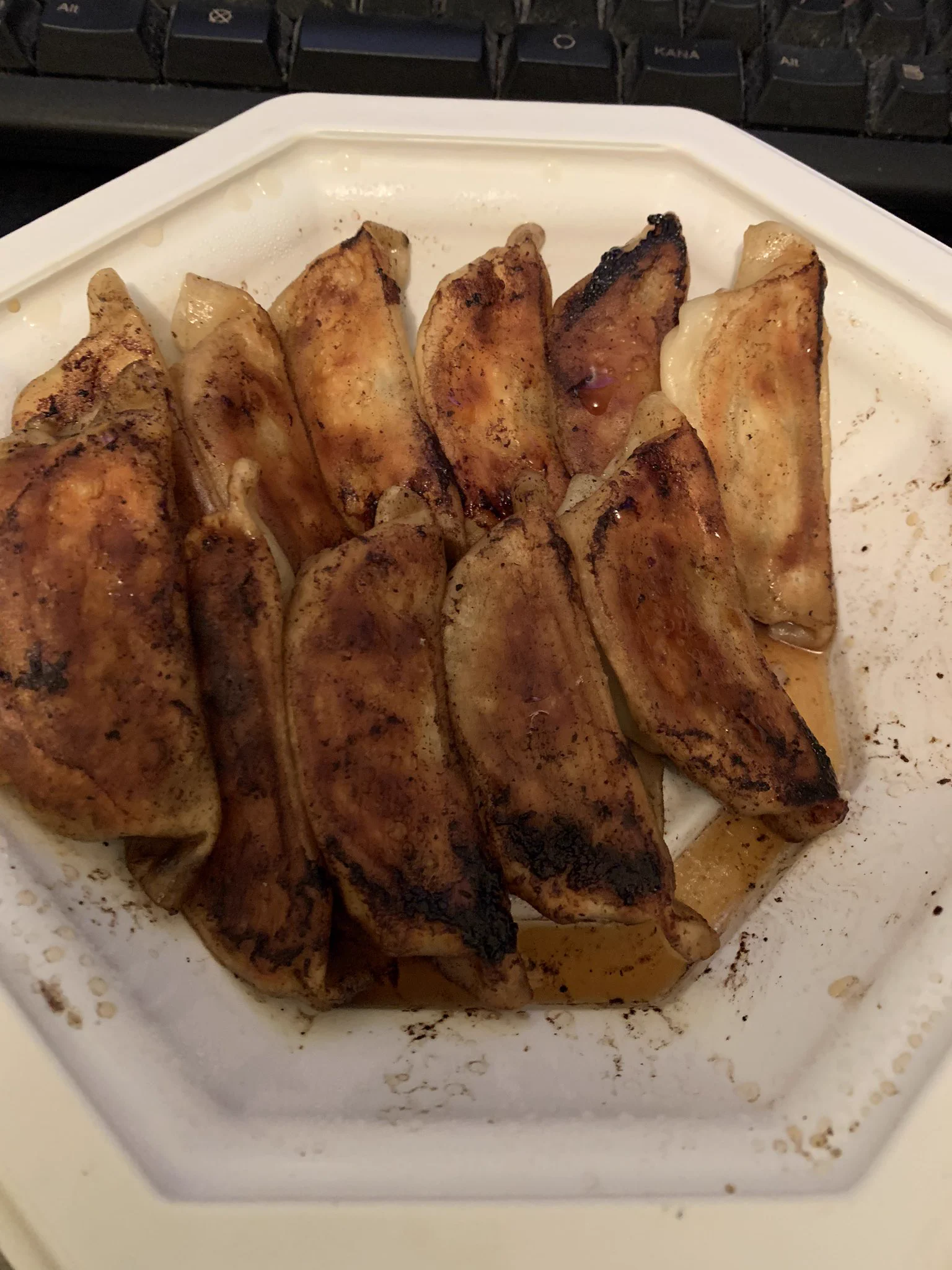 @bamiyan_CP 昨日w餃子をテイクアウトしたんですけど、家に持ち帰って開けてみたらこんな状態で残念でした。黒焦げ餃子は注文してません。 