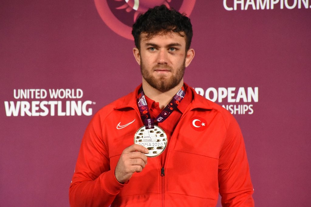 Avrupa Güreş Şampiyonası'nda 92 kiloda İsviçreli rakibini 3-0 mağlup ederek altın madalya kazanan milli sporcumuz #SüleymanKaradeniz'i tebrik eder, başarılarının devamını dilerim.
Levent TUNCEL | T.C. Söke Belediye Başkanı
🇹🇷 🇹🇷 🇹🇷