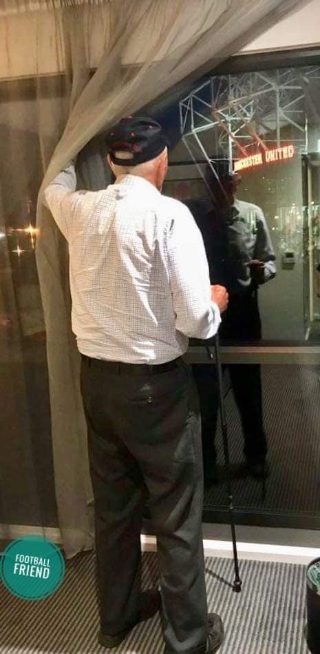 KerryKez7's tweet photo. Harry Gregg’s home #mufc #OldTrafford #legend #BusbyBabe #HeroOfMunich #RIP❤️⚪️⚫️😇🙏🏻☹️ https://t.co/jxwUYUn680