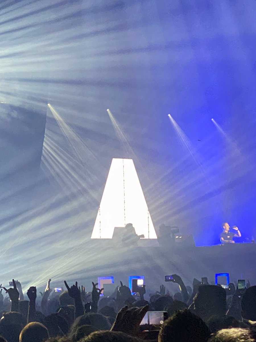 David_0229's tweet photo. Just the 📸 moments to relive and keep the #ASOT950 flow https://t.co/7Ayxxo07oc