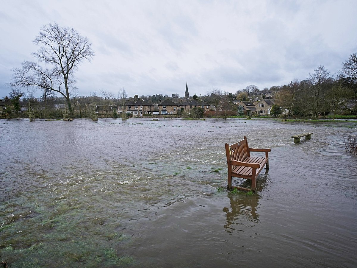 JemBulbrook's tweet photo. Flooding of the river Wye at Bakewell.
#StormDennis #stormdennisuk #bakewell #riverwye https://t.co/WMnSM74zc8
