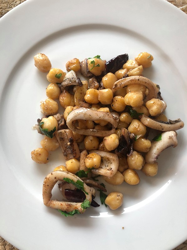 Así que hoy os proponemos unos deliciosos garbanzos con calamares. Una idea sencilla y súper sana. Bon profit!

#clínicamorano #blog #recetas #labuenadieta #garbanzos #calamares #legumbres

Esta y otras recetas bit.ly/2YbsPAl