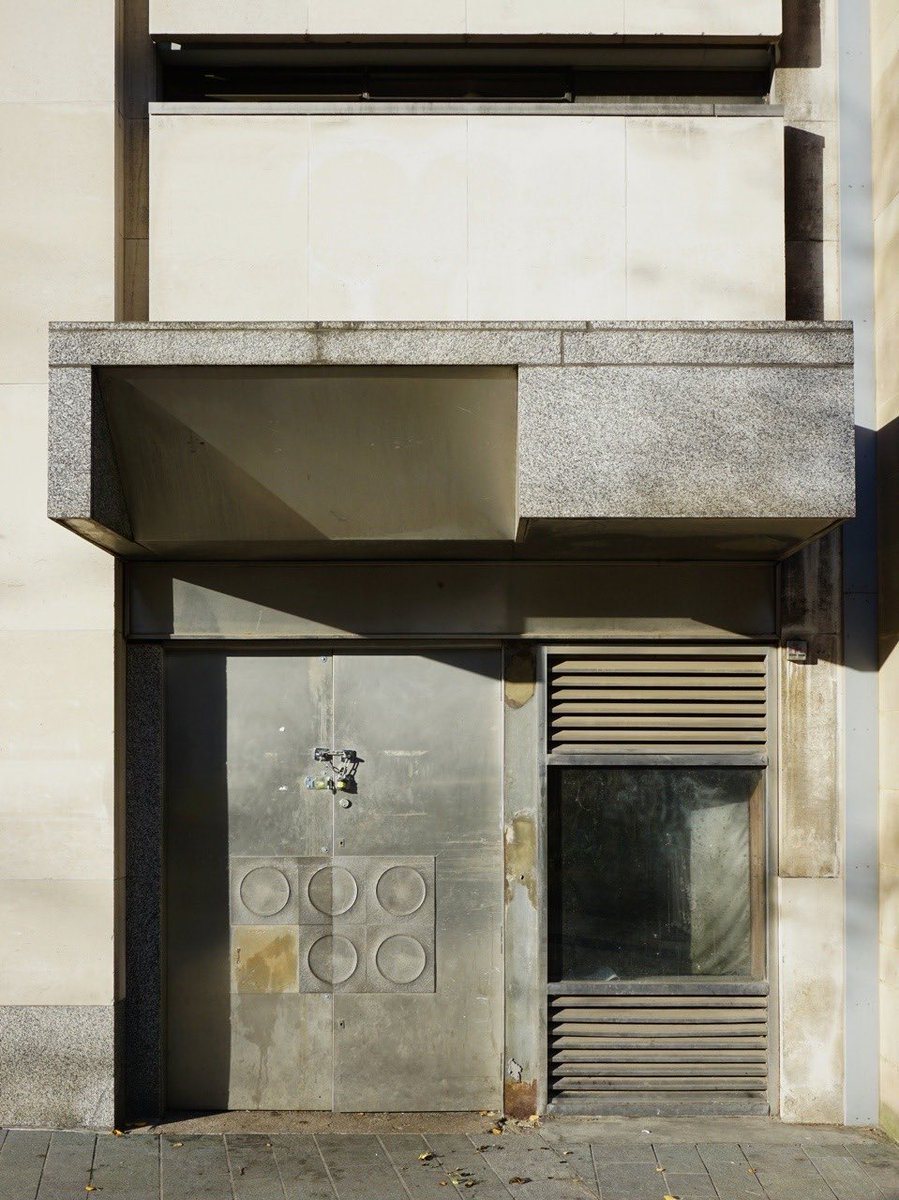 Marialovessea's tweet photo. #Modernist #Sheffield #concreteleaves #BrutalMonday 

Entrance to former nightclub, Tudor Square in Sheffield #England dec 17

[via_west_riding_of_yorkshire] https://t.co/gABXmQUftR