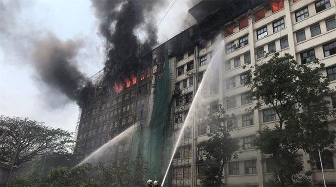 thefirepost_'s tweet photo. Mumbai के GST भवन में लगी आग, मौके पर दमकल की कई गाड़ियां
#MumbaiGSTBuildingFire #GSTBuildingFire #mumbainews #mumbai #fire #firenews #GSTBhawanFire
#MumbaiFire https://t.co/7iWivn3Hpr