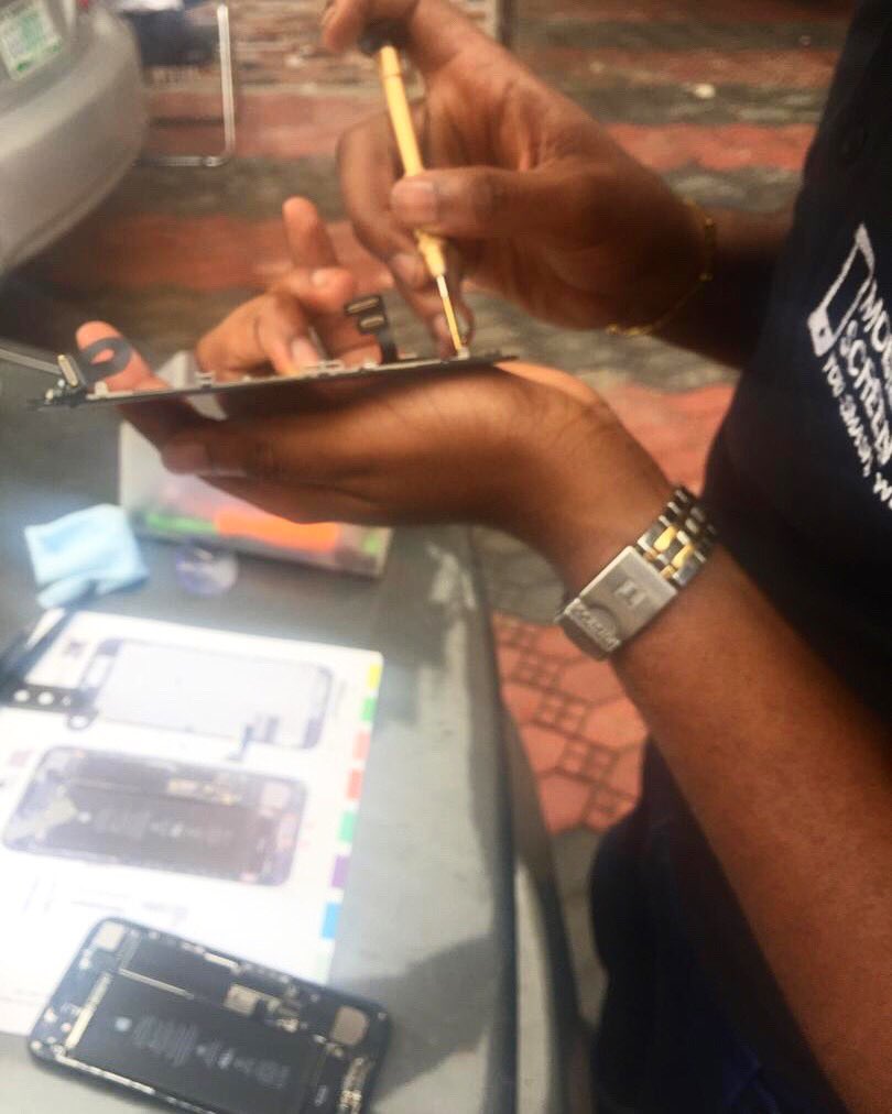 MobileScreenFix's tweet image. This week, break every chain of mediocrity that defines you. 🙅🏽‍♂️
.

Have a broken screen or a damaged phone? Call us, let’s help you fix it. 🌟
.

#MobileScreenFix #MondayMotivation #MSFWay