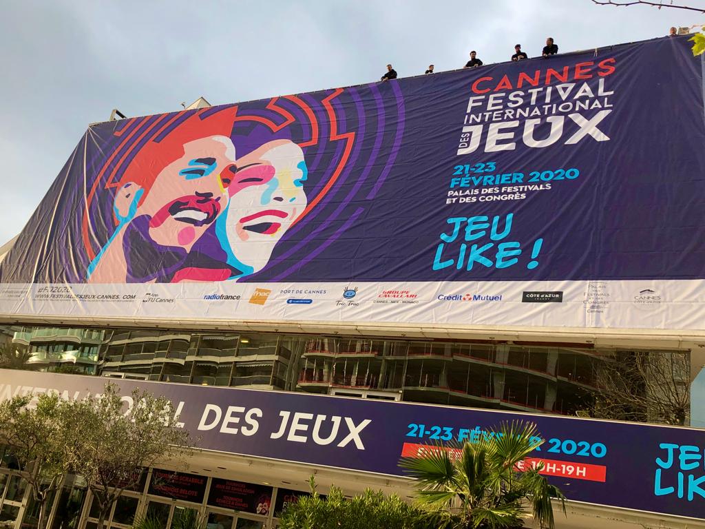 fijcannes's tweet photo. Et voilà ! La bâche géante du #FIJ2020 est installée sur la façade du @CannesPalais ! 🙂 https://t.co/hSaoqCrv3i