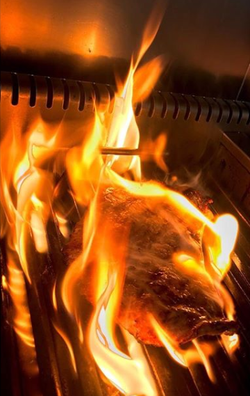 MarcialGuijuelo's tweet photo. ¡E S P E C T A C U L A R! #Chuletón de cerdo ibérico de bellota al carbón 💥🤤. Nuestros amigos de #RestauranteLaJabugueria sí que saben de #CarneSelecta. Si estáis o pasáis por Torrent (Valencia), no dejéis de disfrutar de su propuesta gastronómica 😉 https://t.co/HzmVvNfNpo https://t.co/xGbCIWD4Fx