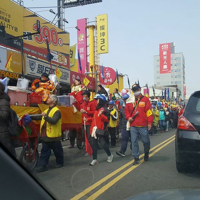 pumpkinslayer's tweet image. Unexpected traffic jam. Kids riding on the giant centipede. ift.tt/3bOdoBF