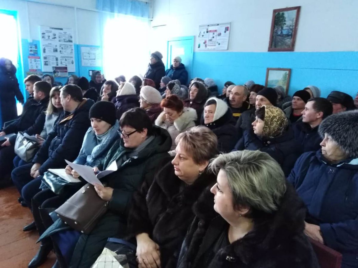 Состоялся сход граждан в селе Скворечное.В повестке дня решались вопросы: организации сбора и вывоза твердых коммунальных отходов, медицинское обслуживание в связи с отсутствием фельдшера, ремонт дороги от села Скворечное до села Головинщино, вопросы освещения.