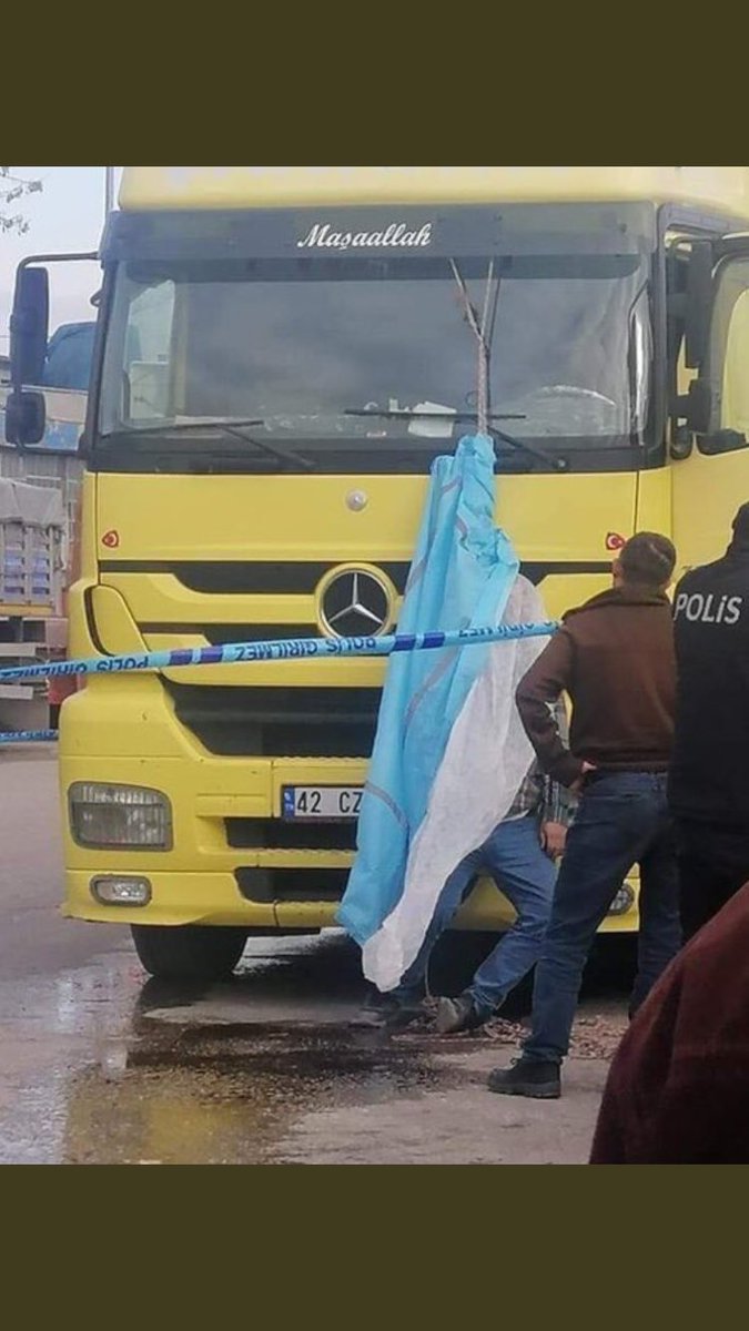 Gultekin5774's tweet photo. Bir Kamyoncu esnafın hikayesi.!
Önce borçlandı,ailede huzur kalmayınca  boşandı!
Ekmek teknesi  kamyon arızalandı,tamir etmek için borçlandı
Gelecek ile ilgili umutları tükenince
İbreti alem olsun diye intiharı seçti

83 milyona bu mesajı bırakıp gitti https://t.co/9LomrxivpJ