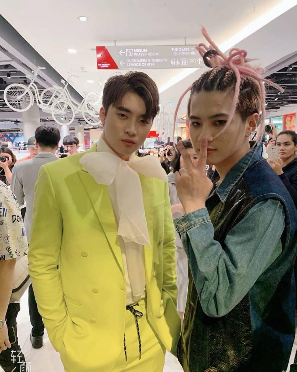 Eso era una sorpresa muy grata y un incentivo para seguir actuando en el futuro. Todo había salido muy bien hasta ahora, incluso había estado con su amigo Demian todo el rato pasándola bien, y aún quedaba la entrega de premios nocturna.
                            °· · ·