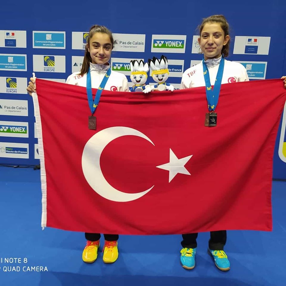 Fransa’da yapılan Avrupa 15 Yaş Altı #Badminton Şampiyonasında Tek bayanlar kategorisinde Ravza Bodur gümüş madalya, çift bayanlar kategorisinde ise Ravza Bodur ve Tuğçe Damar Bronz madalya kazandı. Milli Sporcularımızı ve Antrenörlerimizi tebrik ediyoruz. 
<a href="/kasapoglu/">Dr. Mehmet Kasapoğlu</a> <a href="/mehbaykan/">Mehmet Baykan</a>