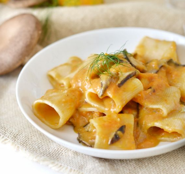 PASTA CON CREMA DI ZUCCA, PORCINI E GORGONZOLA un primo piatto gustoso, perché ogni tanto una coccola a tavola ci vuole! ⠀⠀
SCOPRI LA RICETTA COMPLETA  ➡️ buff.ly/2QYf3tR