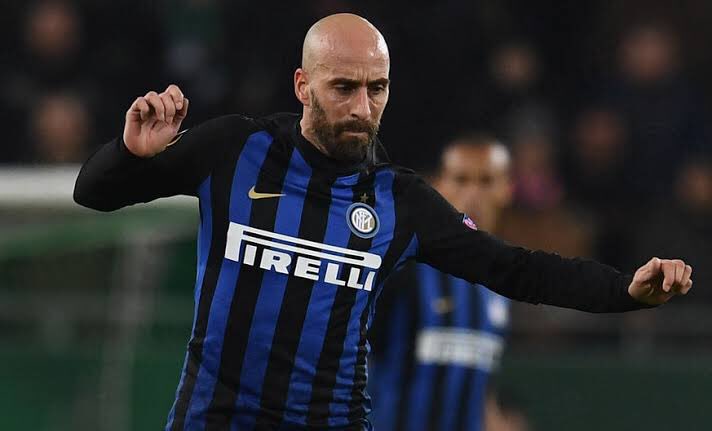 Twitter 上的 蓮 Q このサッカー選手は誰でしょう ハゲ ヒゲモジャ 全体的にイカつい風貌 目の保養になる超絶テクニック 創造性に富んだ動きとパス 攻撃を活性化させるベテラン Twitter