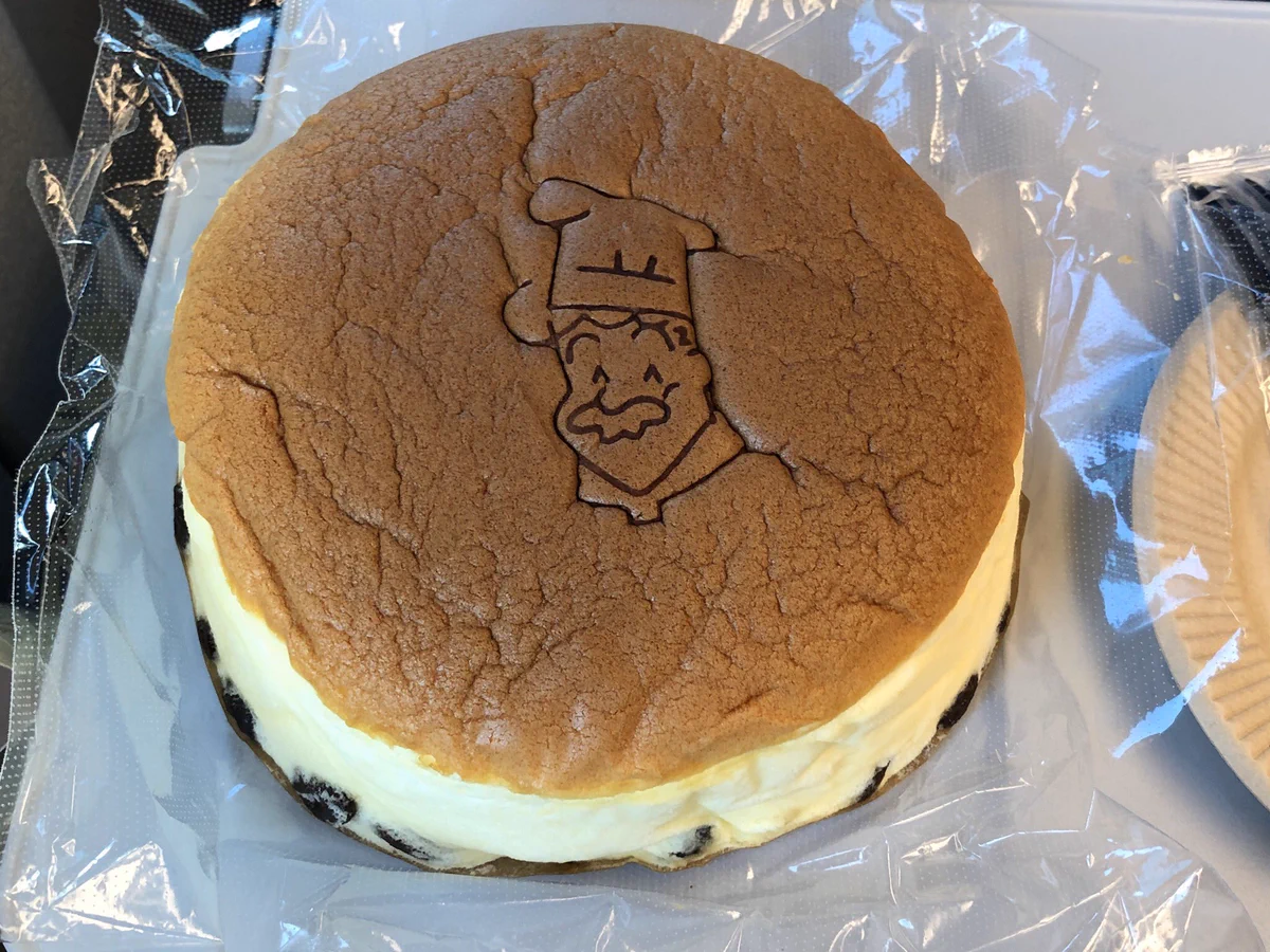 新大阪駅ではりくろーおじさんのチーズケーキ『すぐに食べれるよセット』が売ってる！新幹線で焼きたてをどうぞ♪