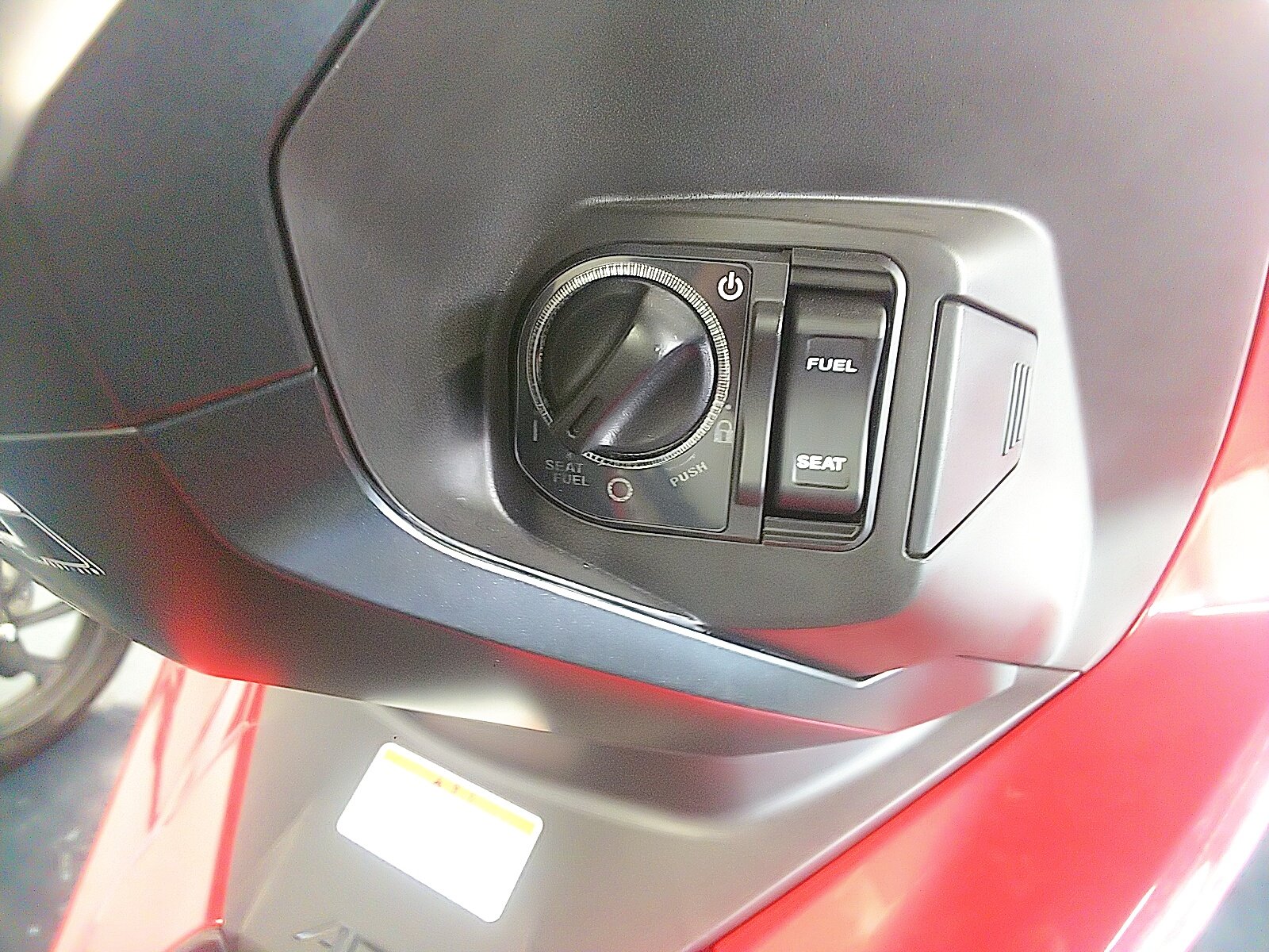 ホンダウイング西脇 Adv150とpcxの比較 メインスイッチ これは見ての通り同じですね エマージェンシーキーのカバーはadvの方が外しやすくなってます Adv150 Pcx スイッチ ホンダウイング西脇 Adv150とpcxの比較 メインスイッチ これは見ての通り同じですね エマージェンシーキーのカバーはadvの方が外しやすくなってます Adv150 Pcx スイッチ