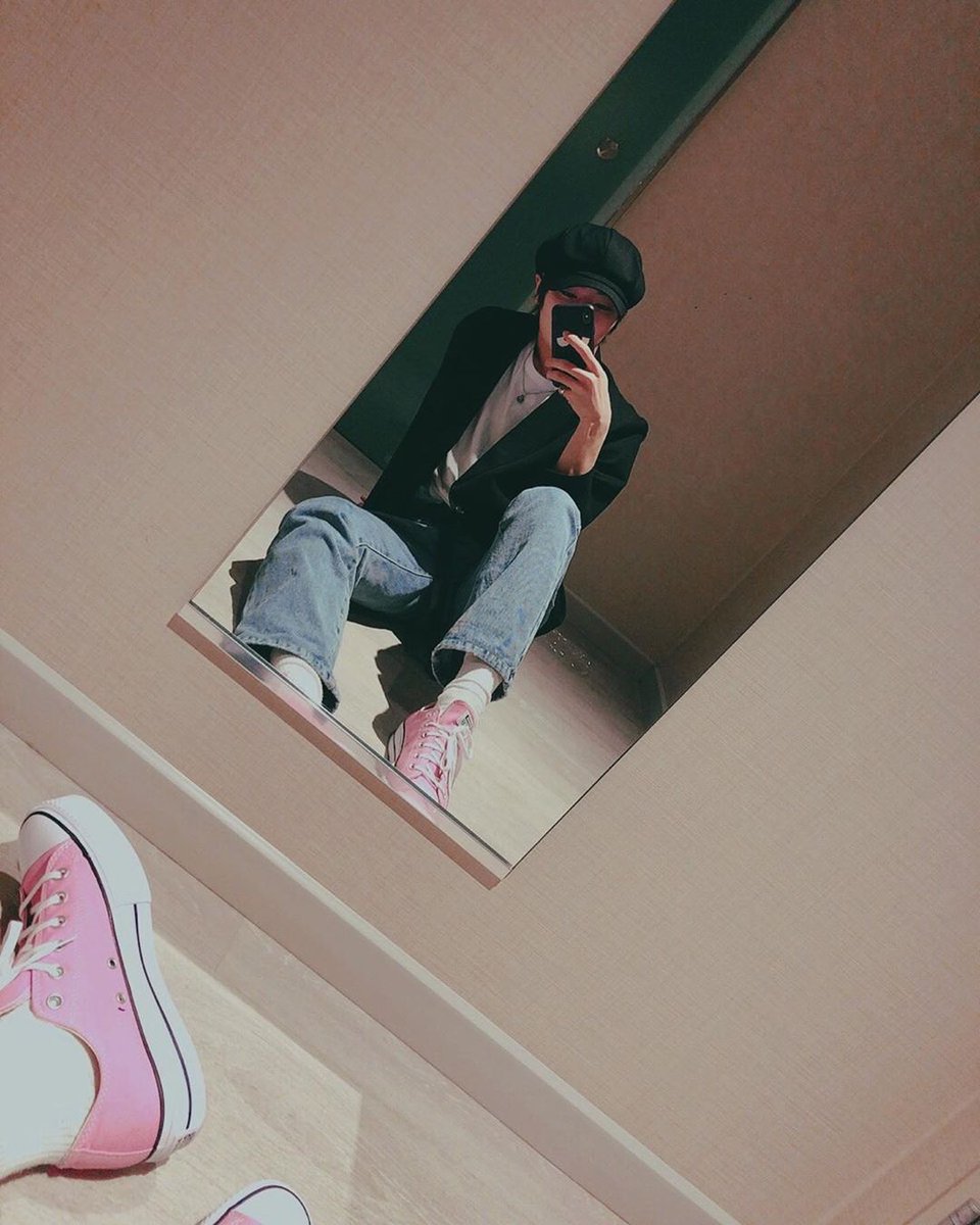 - day 47☆ y'all know very damn well that if jeongin had free access to their tiktok he'd do the "walk a mile in these louboutins but they don't wear these shits where I'm from" meme with his pink kicks