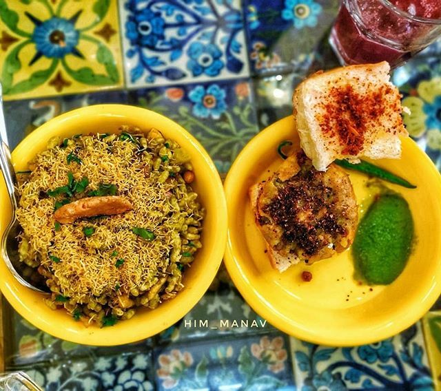 Sev vada pav <a href="/him_manav/">himmanav</a>⠀  #sevtamatar #sabji #vegetarian #namkeensev #indorisev #delicioue #easyandquick #instafood #instapic  #sevpuri #instagramers  #foodporn #foodgasm #ChatpatiSev #Sevgram #SevIsLife #sevindore #SevingSev #SevBhujiya