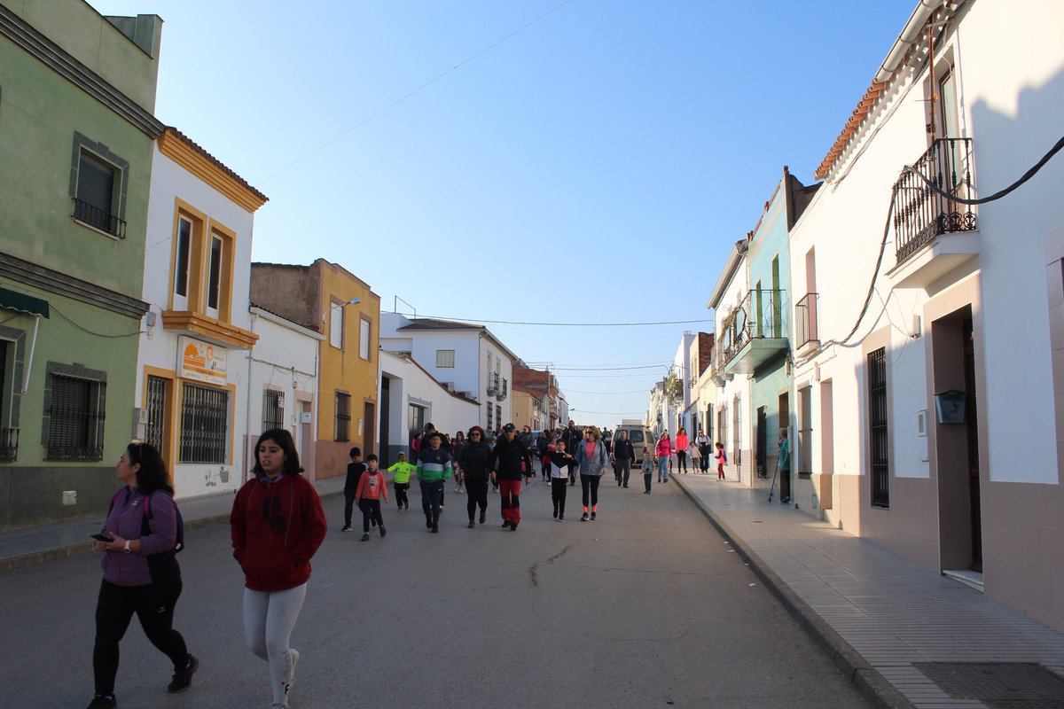 Actividad de promoción de senderismo con un montón de niños y mayores.