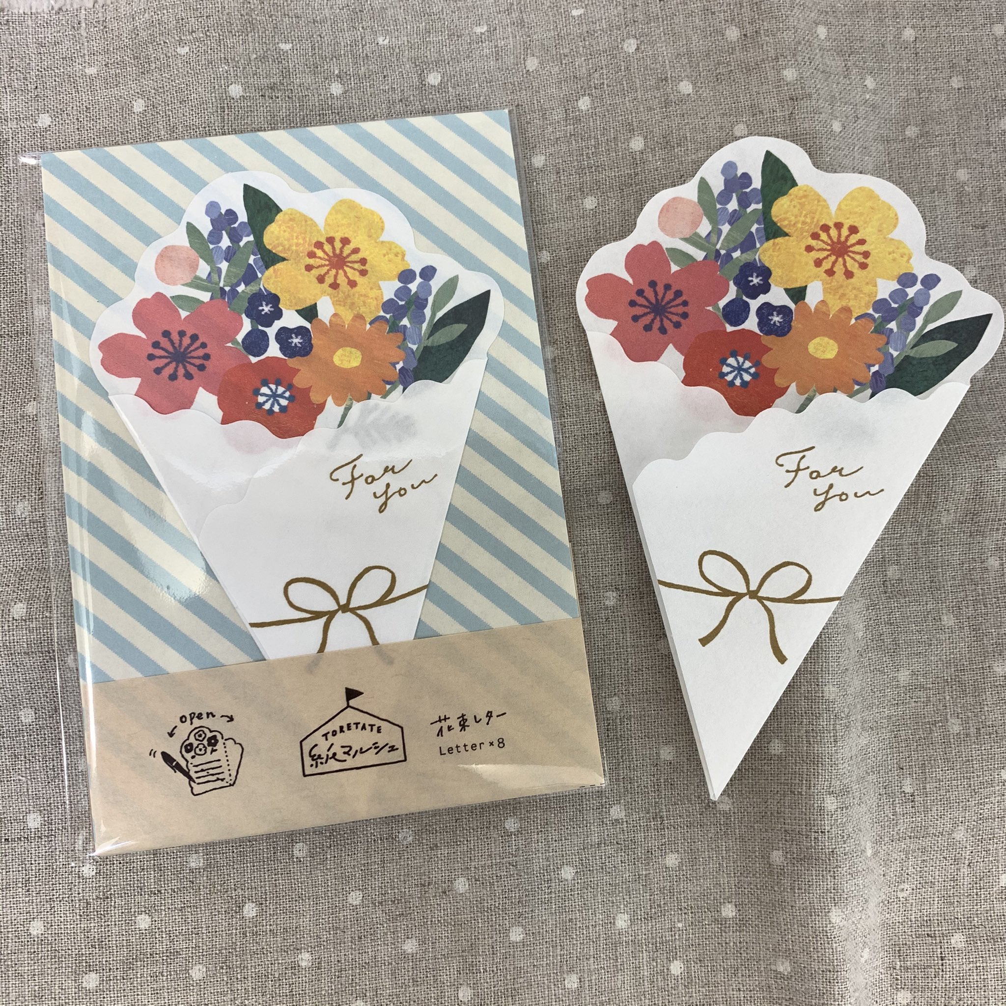 文具と雑貨の店 トナリノ 花束レター入荷しました 転職や異動 ご卒業などなど春はお世話になった方にご挨拶の季節ですね 写真はたたむと花束になる便箋です お花やお菓子 プチギフトにちょこっとお手紙を添えたいときに封筒なしでもかわいい便箋