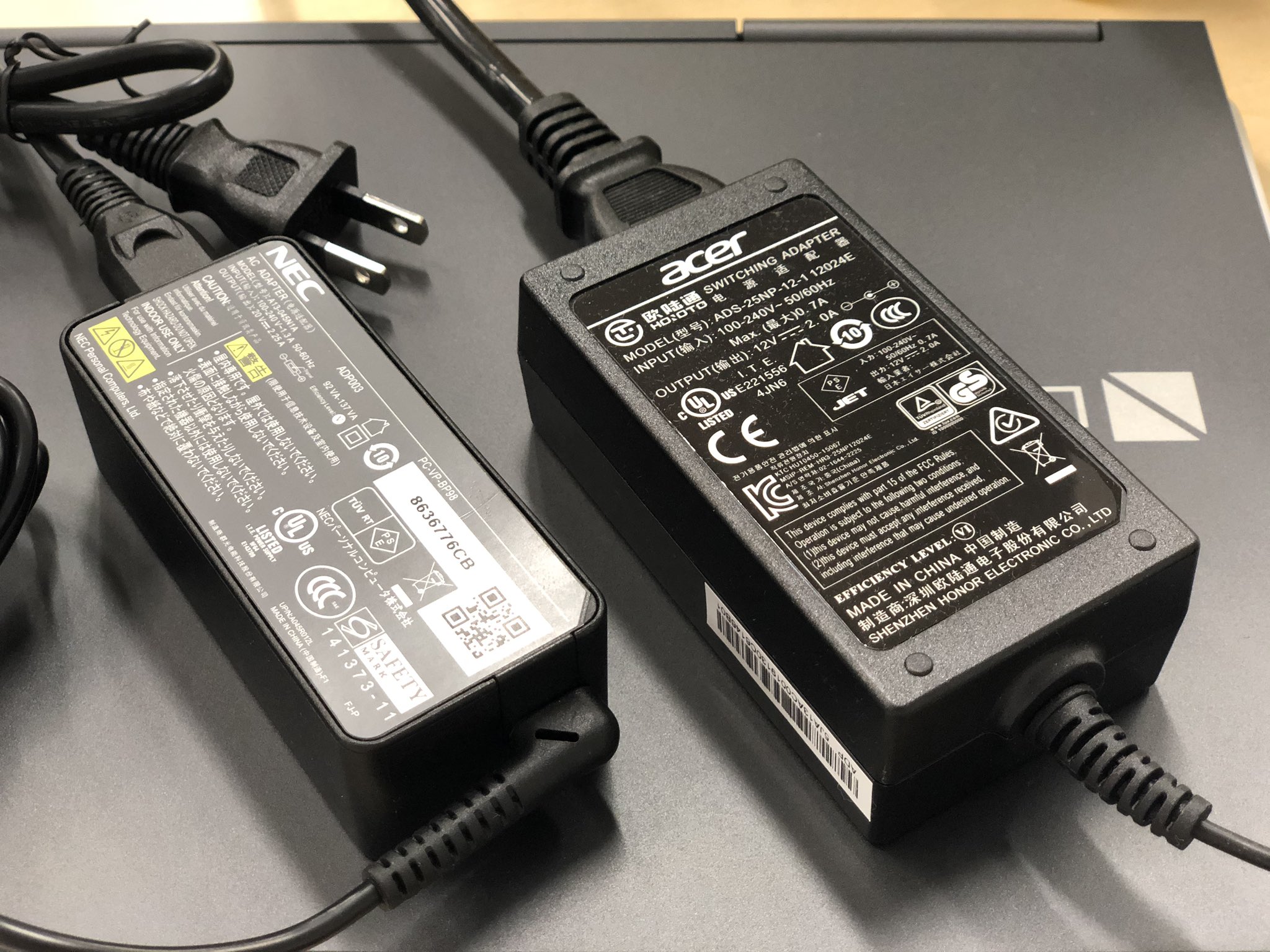 Hfujijp On Twitter Nec Lavieの45wアダプタと並べてみた Gateway Acer は24wのくせにデカイw Joshin Gateway Ne336