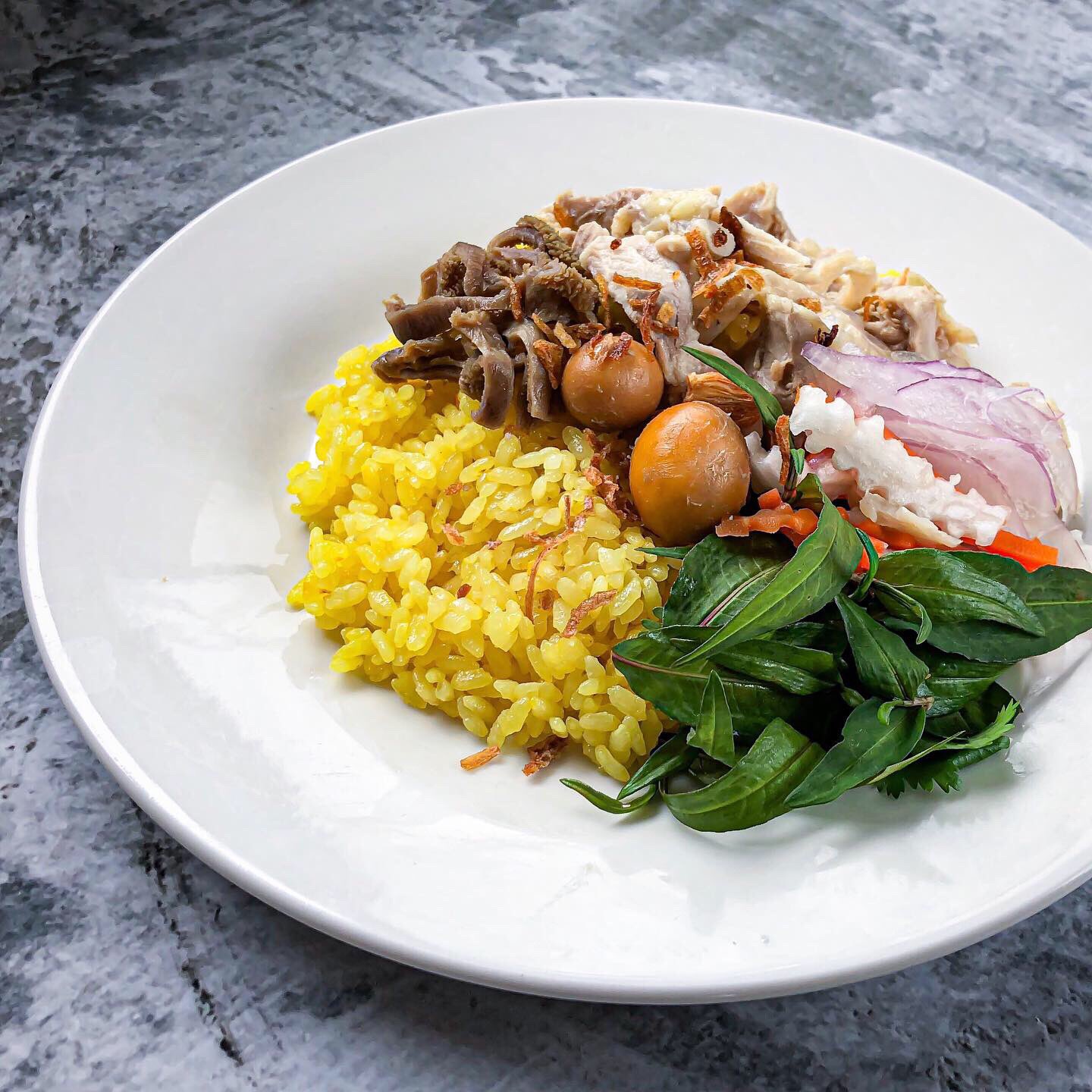 One Dish Accent 農園で栽培しているベトナムの蓼 ラウラムはラクサリーフやベトナムコリアンダーとも呼ばれています ピリッと辛みの効いたドクダミのような味は ホイアン式のチキンライスには欠かせないハーブの1つです ラウラム ラクサリーフ