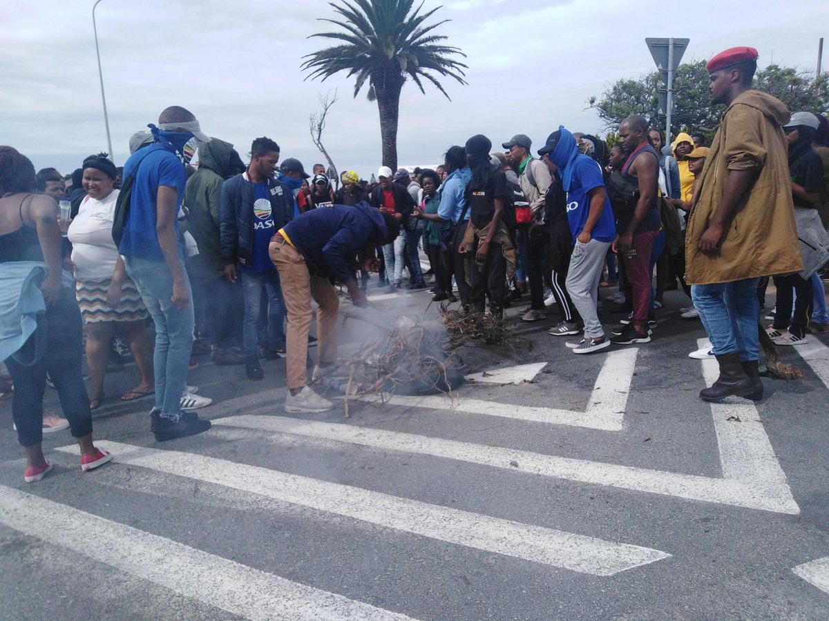 ayanda_given's tweet photo. NMU north and south campus entrances has been blocked by students demanding demanding registration
#NMUShutdown https://t.co/Gxt0pWM2j8