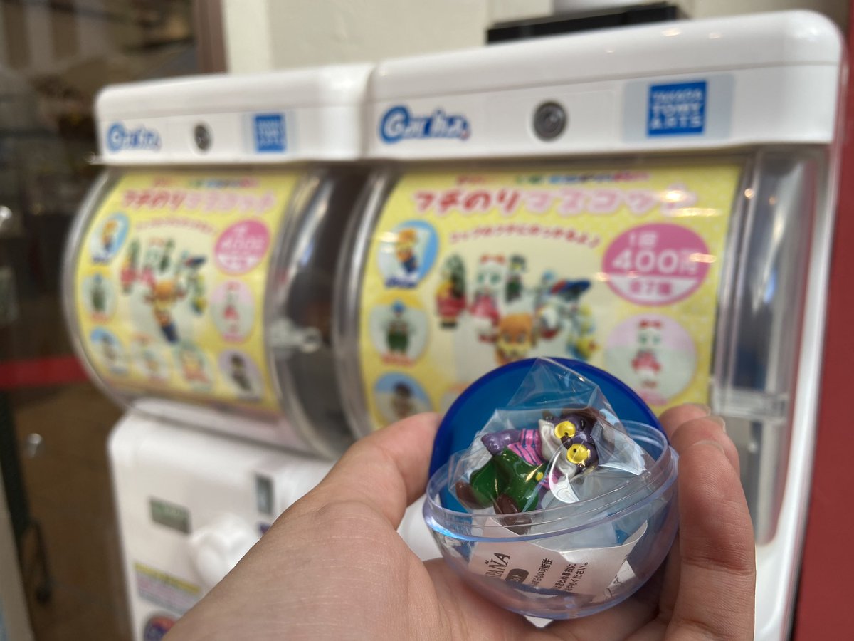 SSV__official's tweet photo. 今日は #ガチャの日 ！
日本で初めてカプセル玩具「ガチャ」を導入した株式会社ペニイが制定した記念日だそうです。

スーベニアショップ「アスタ ラ ビスタ」前に、フチのりマスコットのガチャがありますよ🎶
全員揃うと可愛い💕

#志摩スペイン村 https://t.co/jRwVmFhGgD