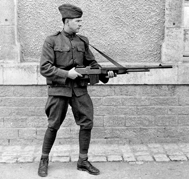 1918. An American soldier carrying a M1918 Browning Automatic Rifle. 