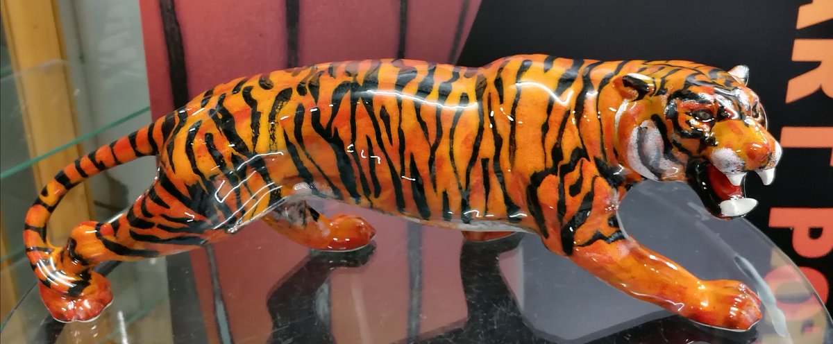 anitabharris's tweet photo. Our much awaited Bengal Tiger figure showcasing Stoke On Trent's skills from the modeling through to the hand painting of the reactive glazes. A stunning large figure unique to Anita Harris Art Pottery measuring 40cm x13cm. #collectors #pottery #tigers #endangeredspecies https://t.co/bQJcK2fmHb