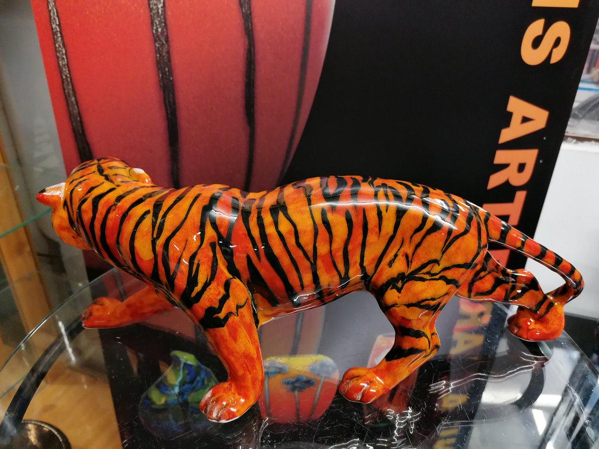 anitabharris's tweet photo. Our much awaited Bengal Tiger figure showcasing Stoke On Trent's skills from the modeling through to the hand painting of the reactive glazes. A stunning large figure unique to Anita Harris Art Pottery measuring 40cm x13cm. #collectors #pottery #tigers #endangeredspecies https://t.co/bQJcK2fmHb