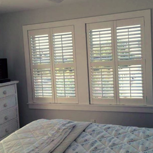 WindowTailors's tweet photo. Our plantation shutters can be made to fit a variety of windows while providing the craftsmanship you deserve. Check out one of our more recent installs. Added privacy while relaxing in bed!

#stainedshutter #windowideas #interiordesign #interiorinspiration #instadecor https://t.co/qYVJFt6C06