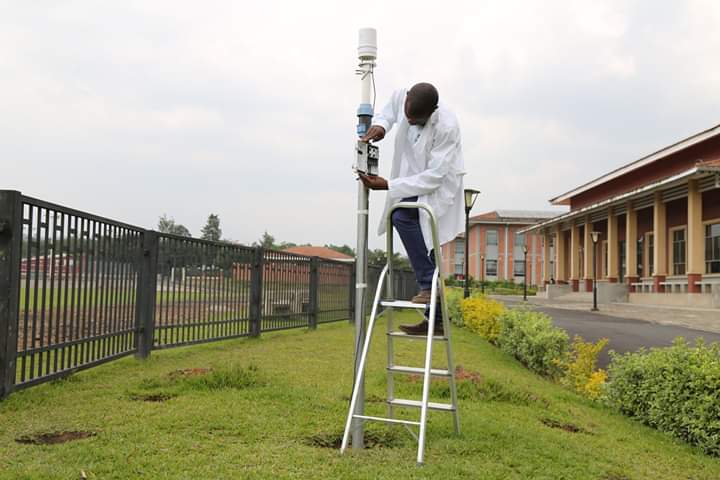 TAHMO_World's tweet photo. Effective cleaning and maintenance of an Automatic Weather Station (AWS) contribute to the accurate weather data recording. The AWS records and transmits meteorological data, and it helps our academic staff and students to interpret, analyze and apply weather  data
RP-IPRC MUSANE https://t.co/d7tB1jJ8cC
