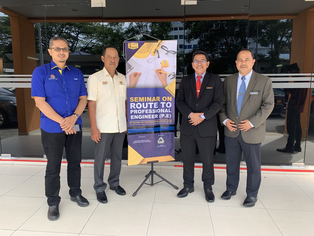 CivilJKR's tweet photo. Sesi bergambar Urus Setia Disiplin Awam JKR dan penceramah bersama peserta seminar
@CivilJKR mengucapkan jutaan terima kasih kpd kakitangan @JKRJohor @JKRJohorBahru1 &amp; penceramah dari @BEM_Engineers dgn kerjasama yg diberikan sepanjang penganjuran seminar

Sehingga jumpa lagi..✋🏻 https://t.co/MRtv4tDRIO