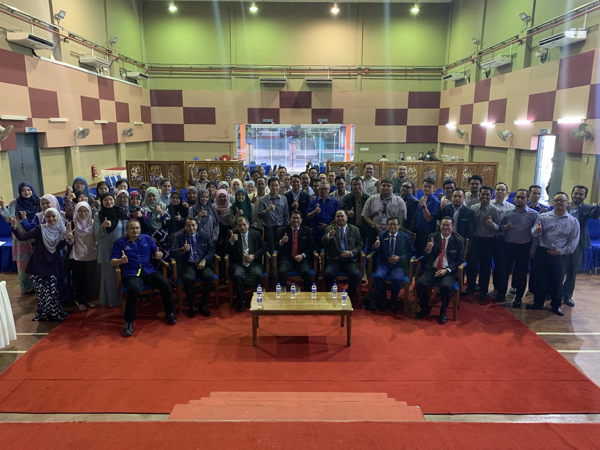 CivilJKR's tweet photo. Sesi bergambar Urus Setia Disiplin Awam JKR dan penceramah bersama peserta seminar
@CivilJKR mengucapkan jutaan terima kasih kpd kakitangan @JKRJohor @JKRJohorBahru1 &amp; penceramah dari @BEM_Engineers dgn kerjasama yg diberikan sepanjang penganjuran seminar

Sehingga jumpa lagi..✋🏻 https://t.co/MRtv4tDRIO