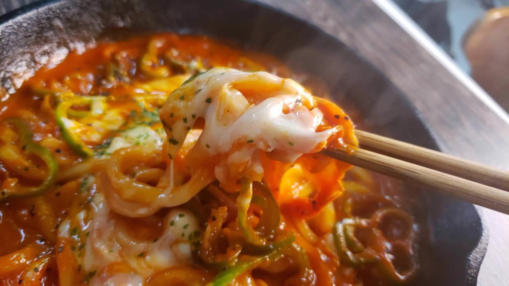 すするタイプのピザが美味しそう！！「ピザ煮込みうどん」が食べたい〜！！