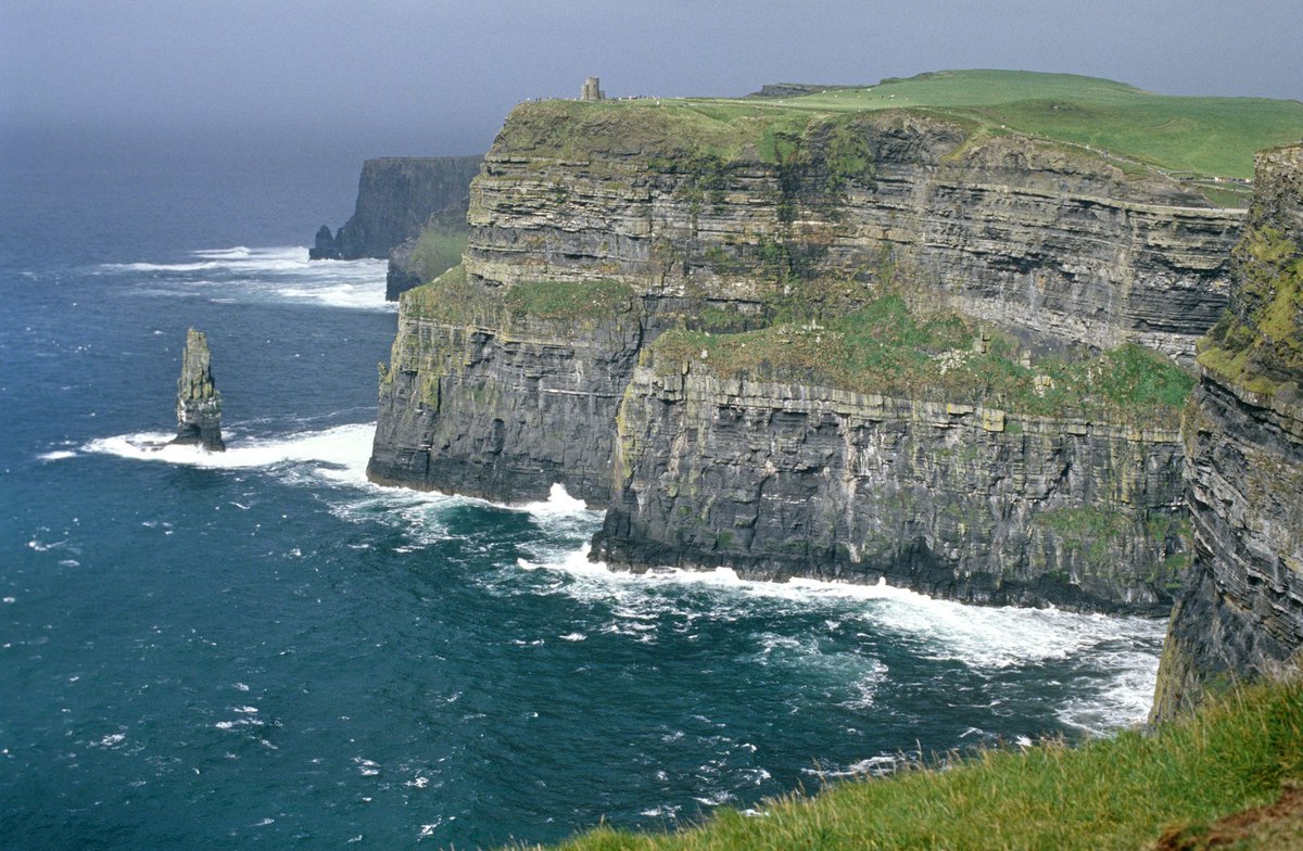 Клиф какого. Cliffs of Moher Ирландия. Ирландия клифы мохер. Ирландия утесы мохер башня. Клиффы в Ирландии.