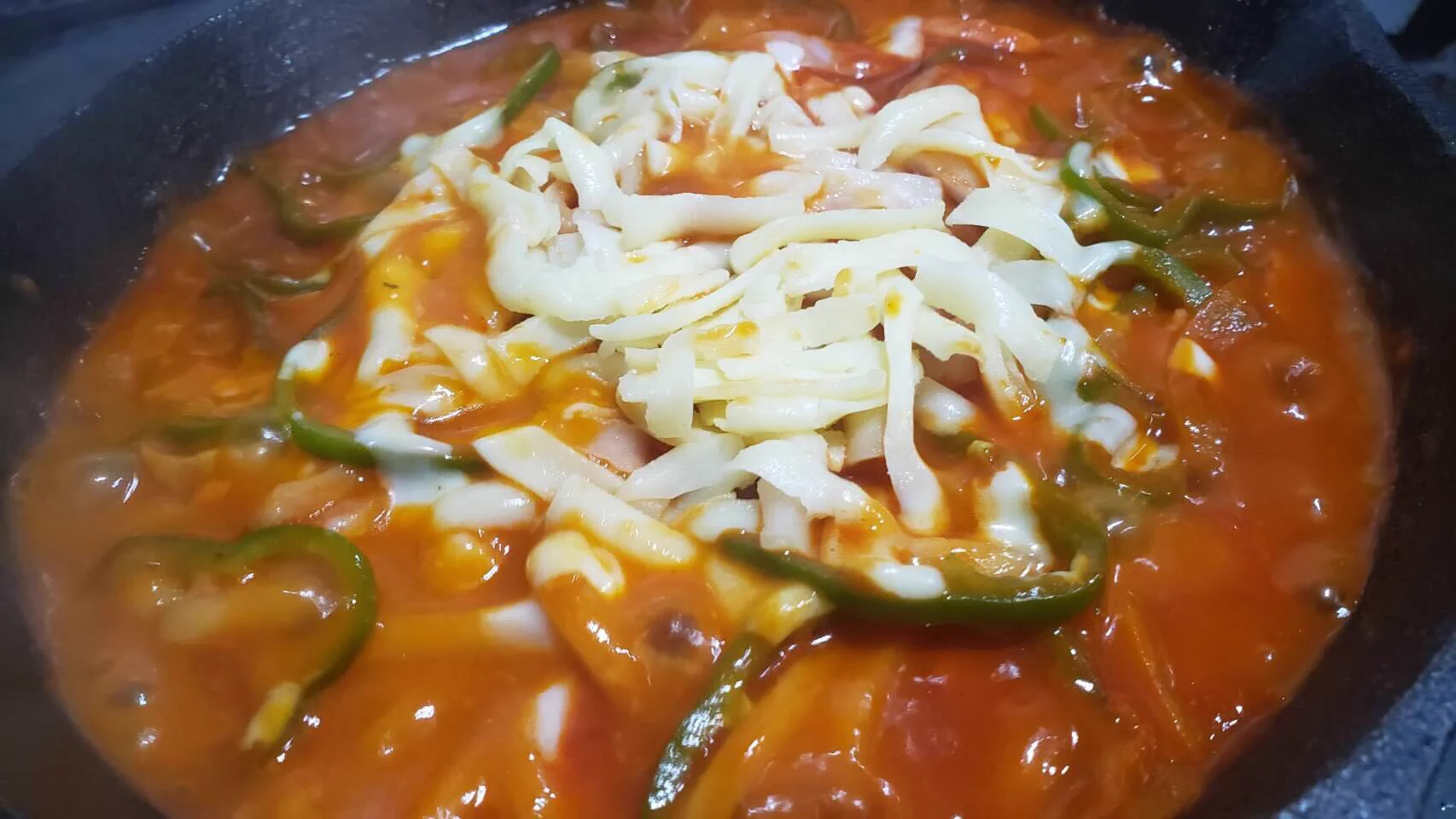 すするタイプのピザが美味しそう！！「ピザ煮込みうどん」が食べたい〜！！