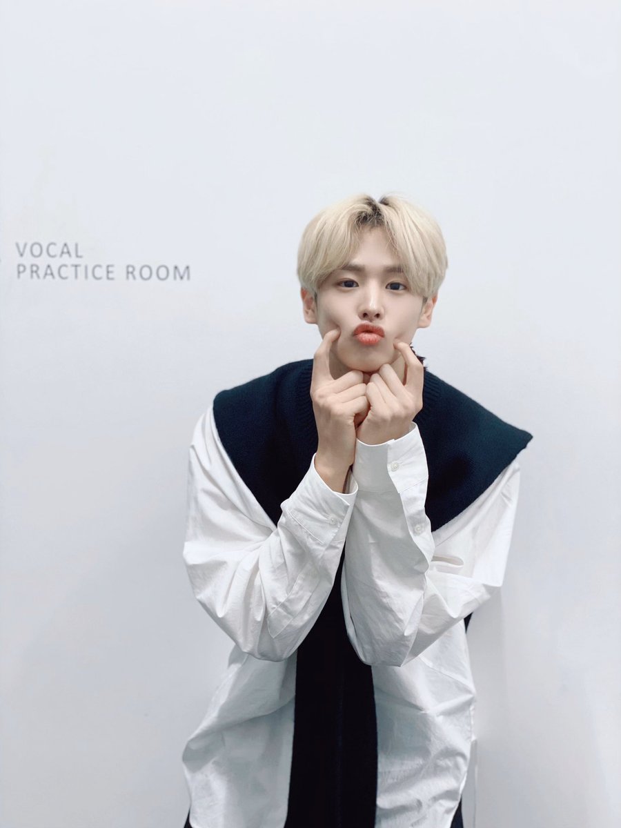 VICTON1109's tweet photo. [#빅톤] #VICTON #병찬 #VLIVE
먹방부터 병찬이표 뿅마이백 까지🐶🐥👜뿅! 하고 나타난 병찬이의 VLIVE💕
비하인드와 함께 오늘 하루 
뿅뿅 즐겁게 마무리하세요💙🥰💛

#최병찬 https://t.co/hIx2aDhvEt