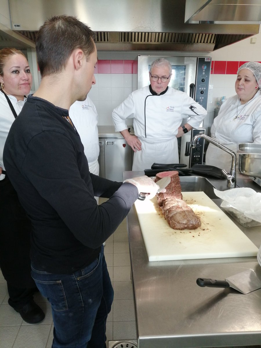 Interbev_PdL's tweet photo. Suite du module de #formation auprès des Cap Cuisine et APR 🤓
➡️ 3ème intervention sur les #cuissons avec démonstration d'un rôti à basse température avec Nicolas Thurault 👍
➡️ 4ème intervention sur la #dégustation avec Christophe Prouteau 😋
@LesFlexitariens @paysdelaloire https://t.co/adeORCXM4m
