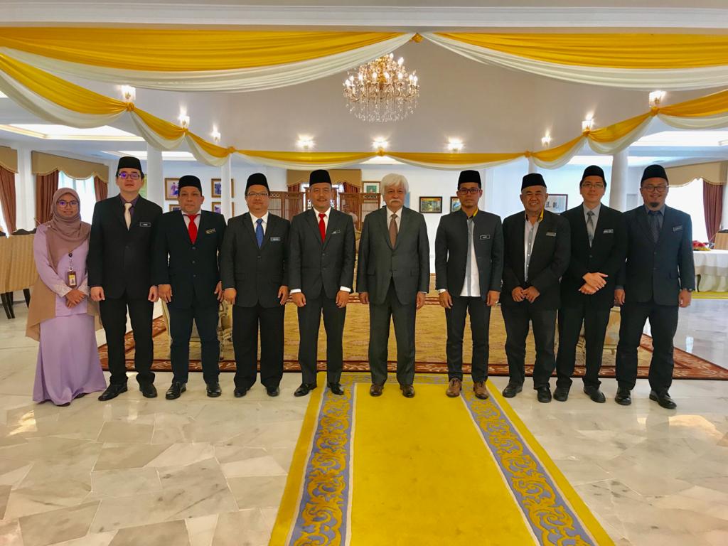 Hari ini bersama Pasukan Projek mengadap Yang di- Pertuan Besar Negeri Sembilan, Tuanku Muhriz ibni Almarhum Tuanku Munawir bagi mempersembahkan kemajuan Projek Kerja Menaiktaraf Istana  Hinggap Seremban. Projek berjalan dengan lancar dengan peratus kemajuan sebanyak 70% siap.