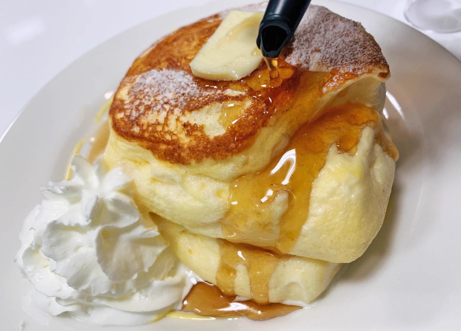 トッピングで美味しさ倍増！？ふわふわリコッターパンケーキが食べられるお店！生クリームやメープルシロップ、バター