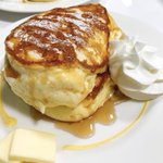 トッピングで美味しさ倍増!？ふわふわリコッターパンケーキが食べられるお店!生クリームやメープルシロップ、バター