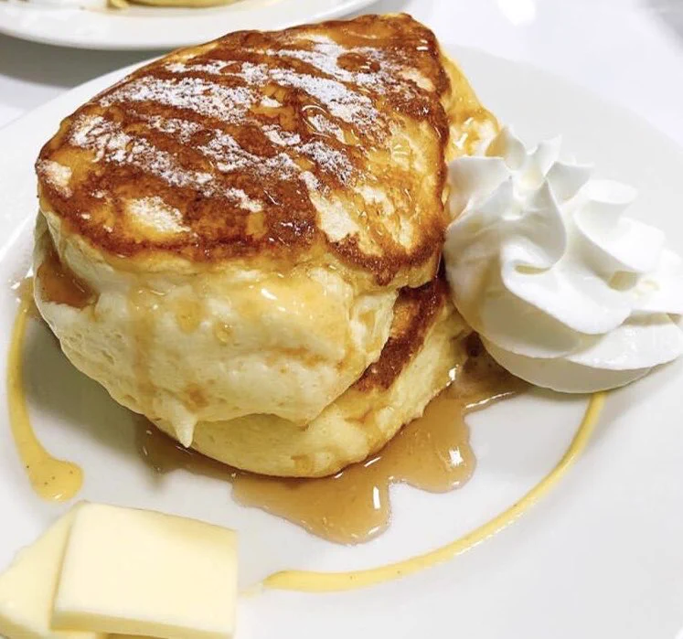 トッピングで美味しさ倍増！？ふわふわリコッターパンケーキが食べられるお店！生クリームやメープルシロップ、バター