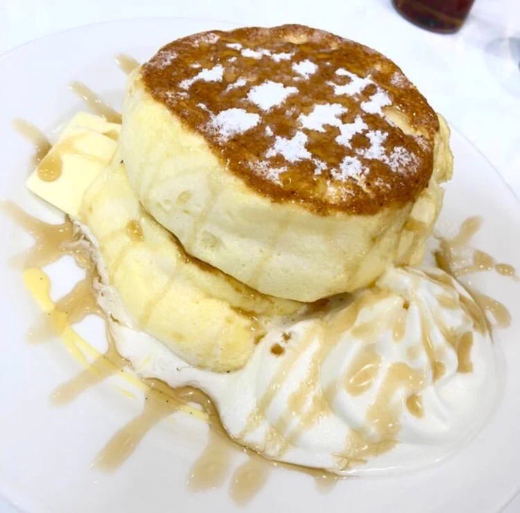 トッピングで美味しさ倍増！？ふわふわリコッターパンケーキが食べられるお店！生クリームやメープルシロップ、バター