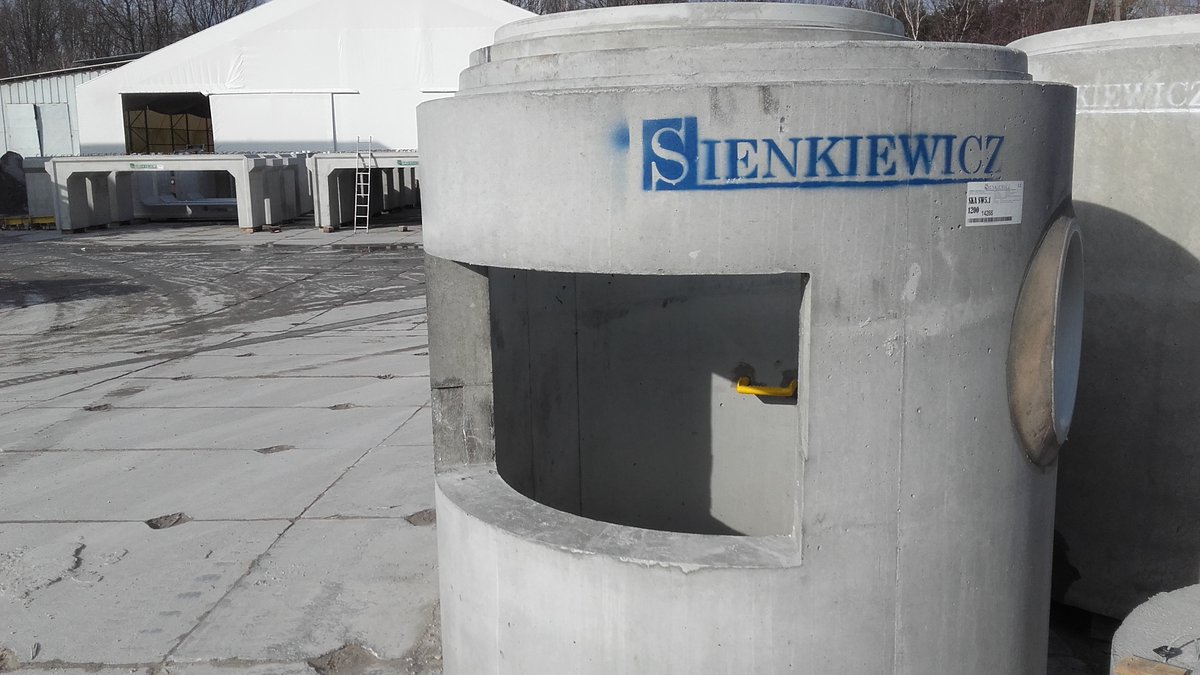 SienkiewiczMat's tweet photo. Nietypowe zlecenia to Nasza specjalność😎
Studnia wpadowa z otworami pod osadnik KPED 01.14 oraz studnia z wlotem pod koryto żelbetowe. Zapraszamy do składania zapytań ofertowych.
#SienkiewiczMatBud #budownictwo #beton #prefabrykaty #kanalizacja #studniebetonowe #dn1500 #dn2000 https://t.co/fKi1FwOP6M