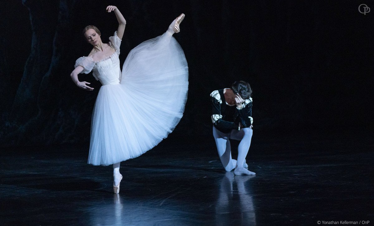 BalletOParis's tweet photo. #Giselle
Léonore Baulac, @GermainLouvet et Hannah O'Neill dansent en ce moment Giselle, Albrecht et Myrtha au Palais Garnier : https://t.co/rhuK0QLSNt https://t.co/VDgiLAx8fb