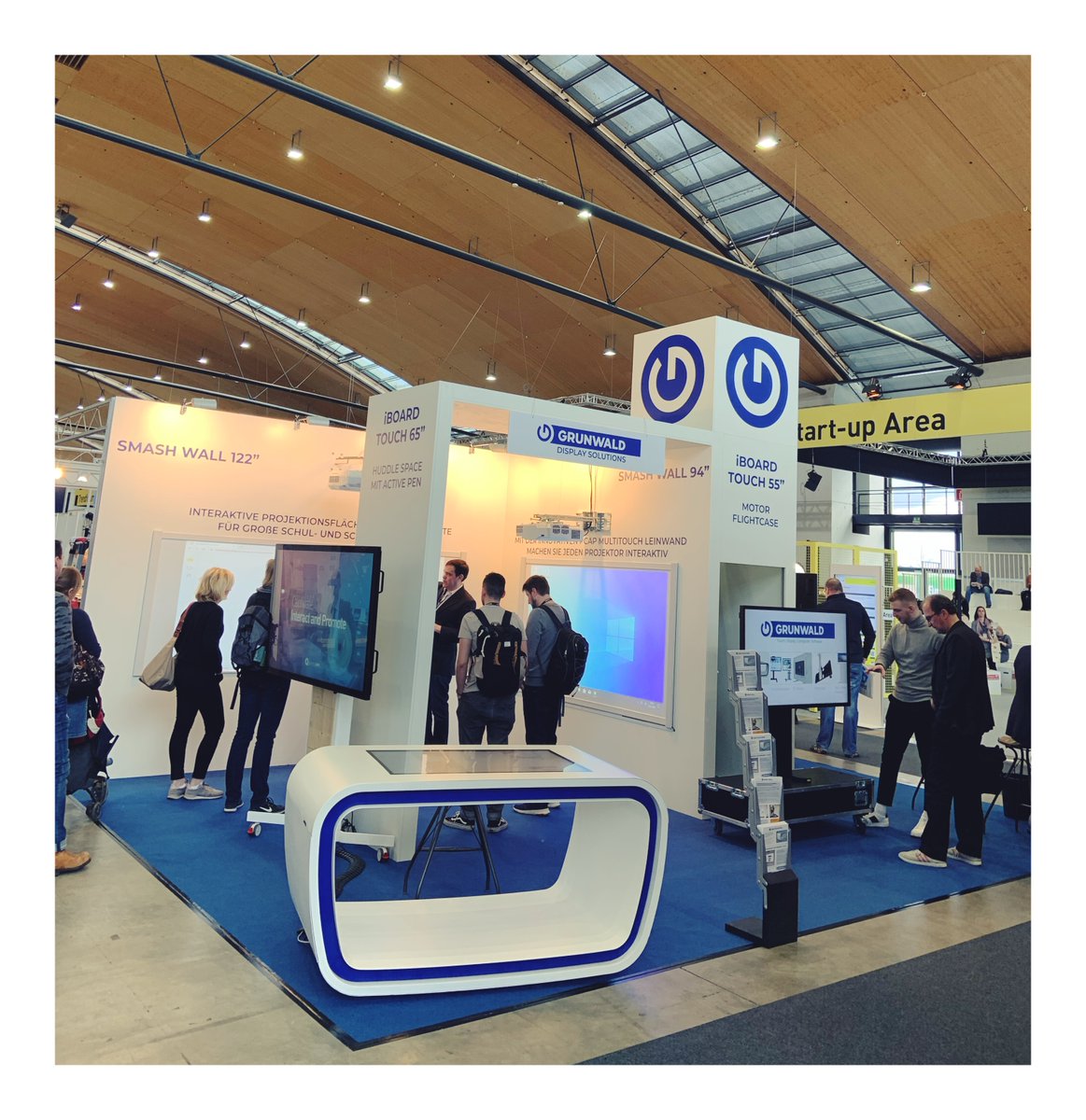 GrunwaldDisplay's tweet photo. Kleiner Rückblick auf die LEARNTEC Messe in Karlsruhe letzte Woche 👀

Wir stecken bereits mitten in den Vorbereitungen für die nächste Messe 🔥 
Ab dem 16.01 könnt Ihr uns 5 Tage auf der @EuroShop auf unserem Messestand antreffen!

#digitallearning #learntec #touch #display https://t.co/RuJhMOtZMl