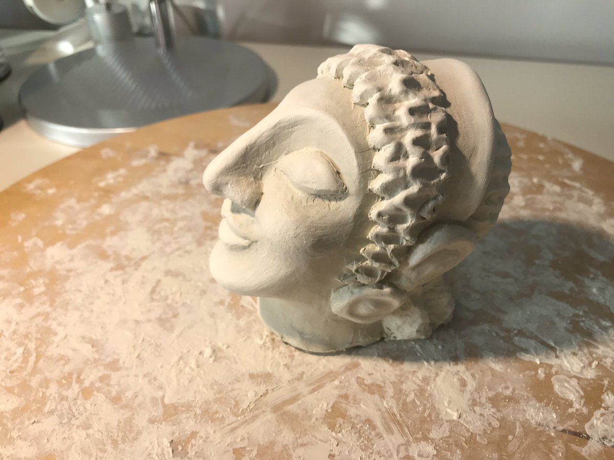 Rebeccas_arts's tweet photo. The finished head! The nose ended up a bit too long compared to the original, but for my first attempt at an archaic head I’m really happy with it

#Sculpture #Archaeology #ArtistOnTwitter https://t.co/NDYlzq1DeI